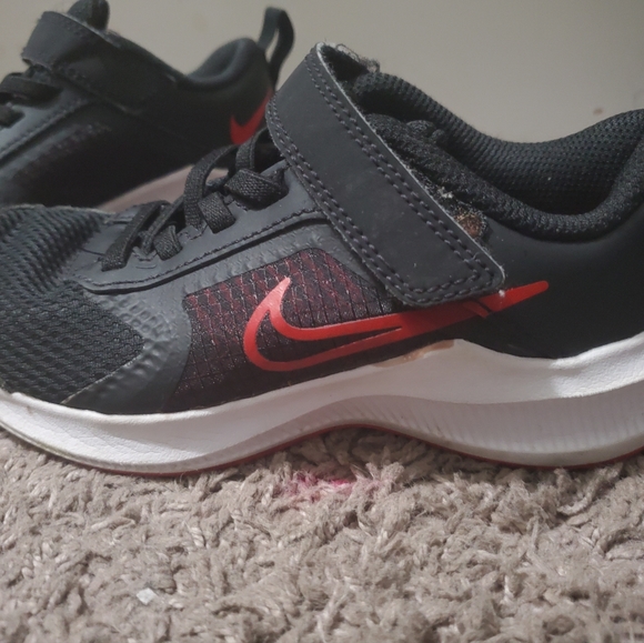 Nike shoes - Picture 1 of 6